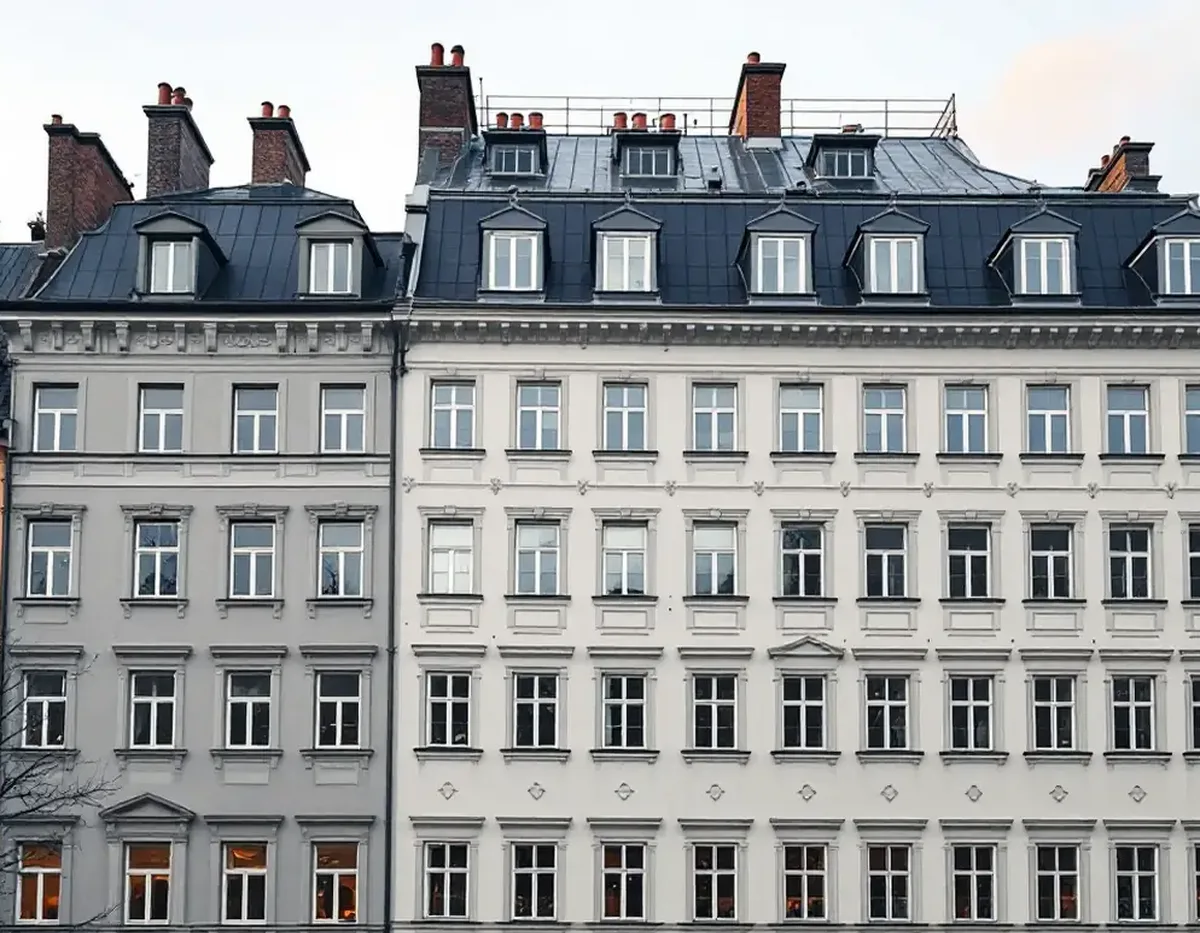 Stenstadshus med rad av fönster mot gatan