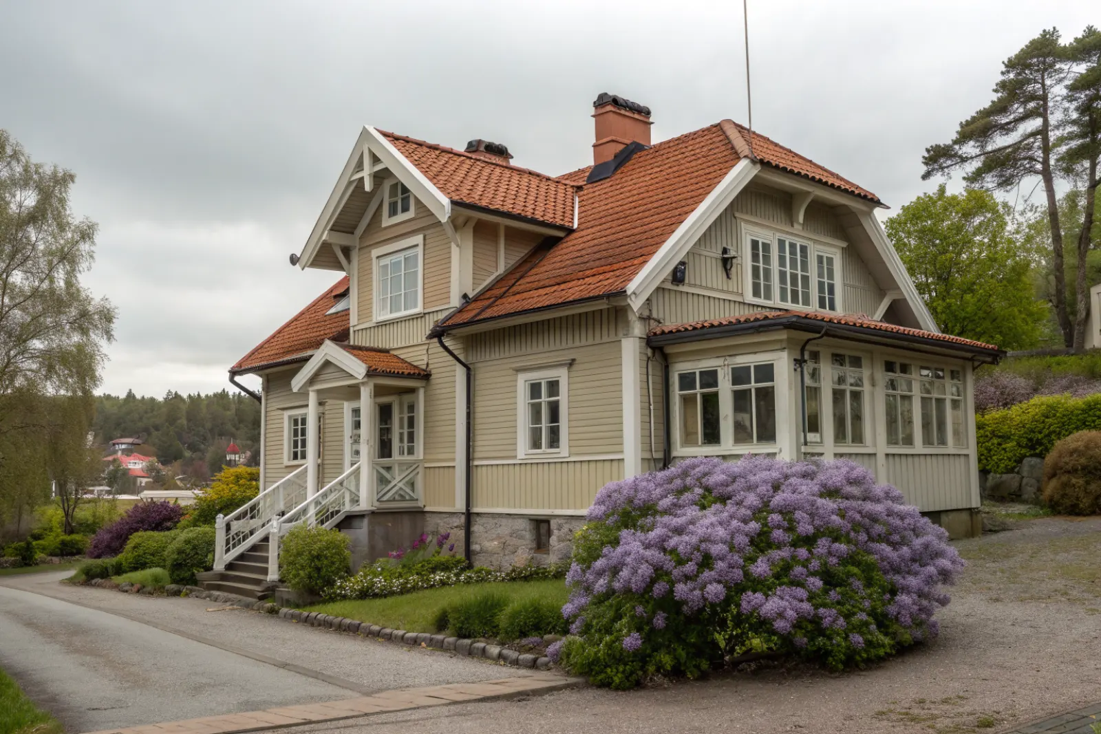 Liten trävilla med tegeltak och glasveranda, typisk för Långbro och Herrängen