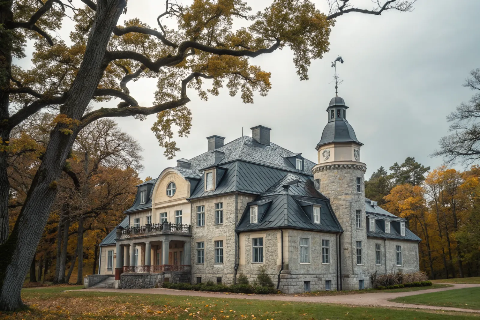Stor stenvilla med svart plåttak, kupor och torn, typisk för Djursholm