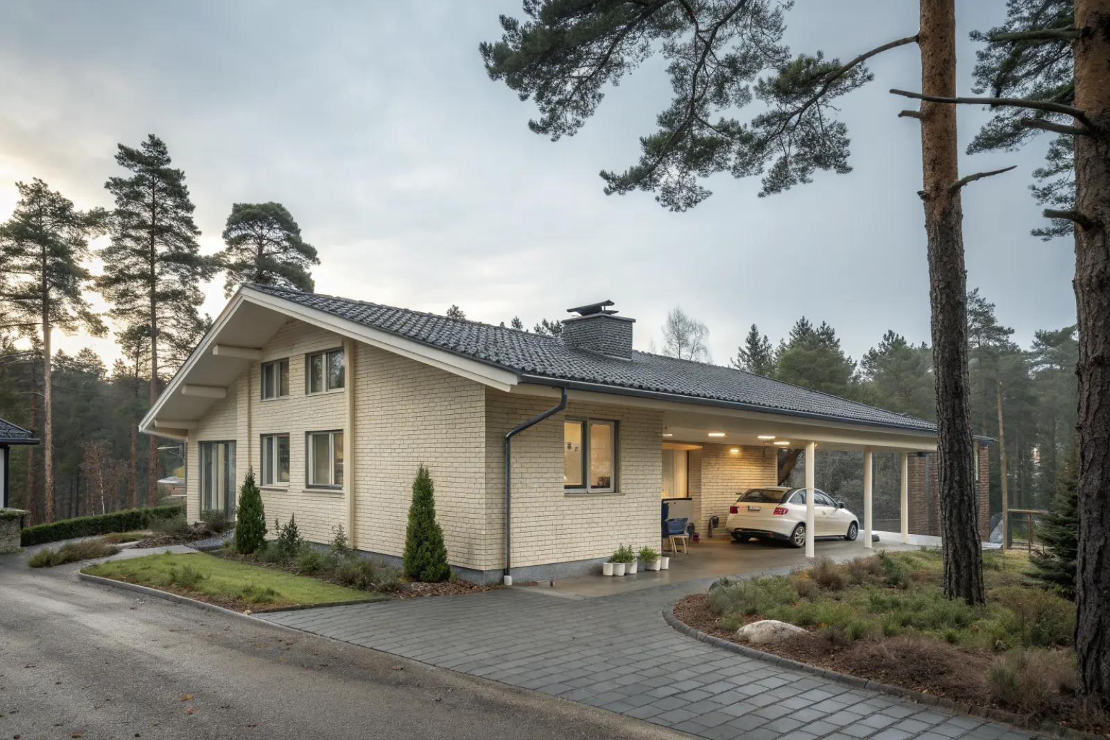 Enplansvilla från 1960-talet med betongpannor, typisk för Farstas villaområden