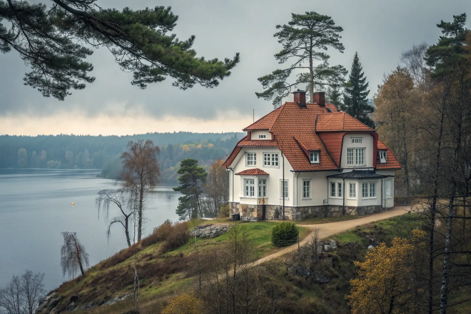 Putsad 1920-talsvilla med valmat tegeltak och kupa, typisk för Mälarhöjden