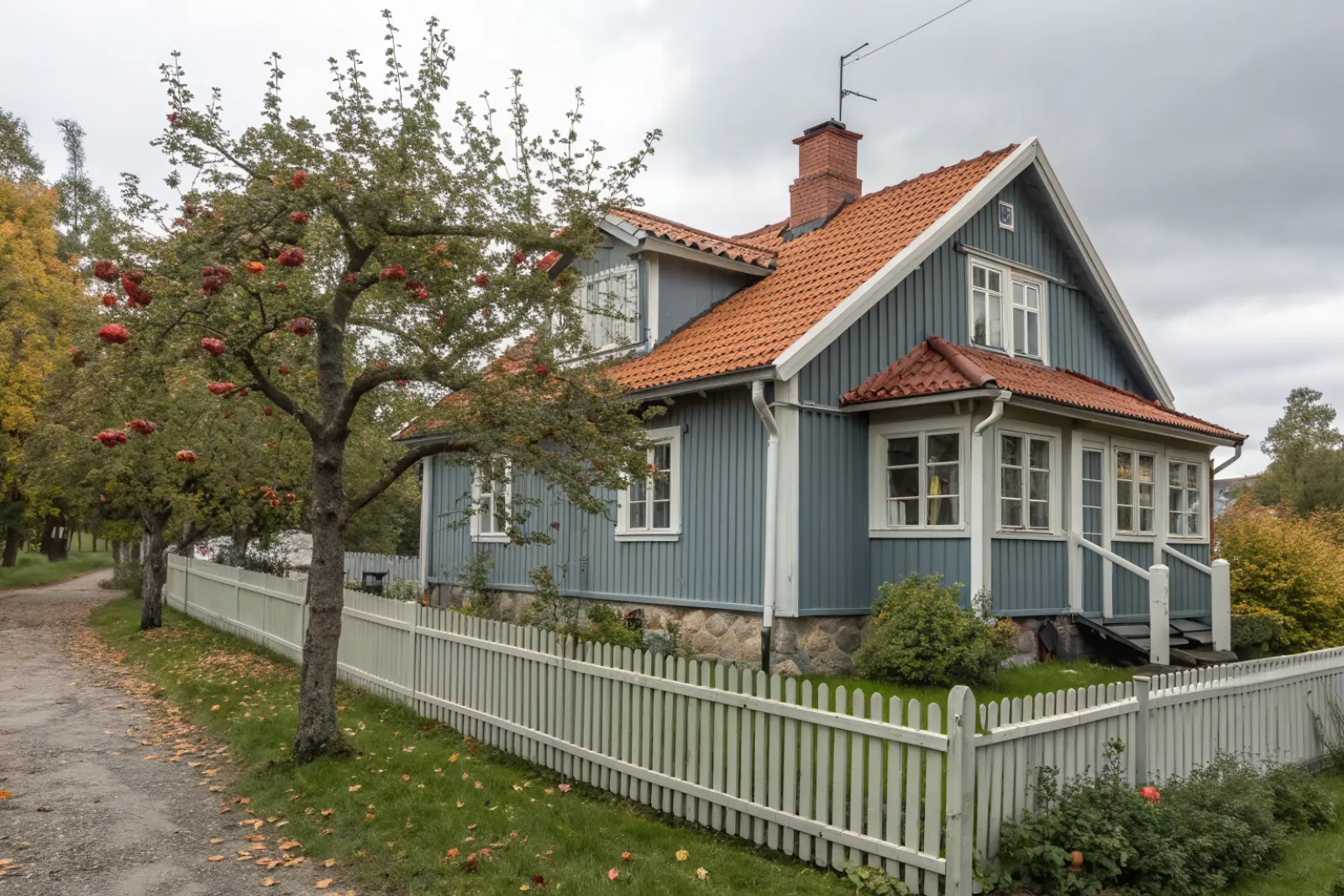 Litet egnahem i trä med brant tegeltak, typiskt för Hässelby villastad