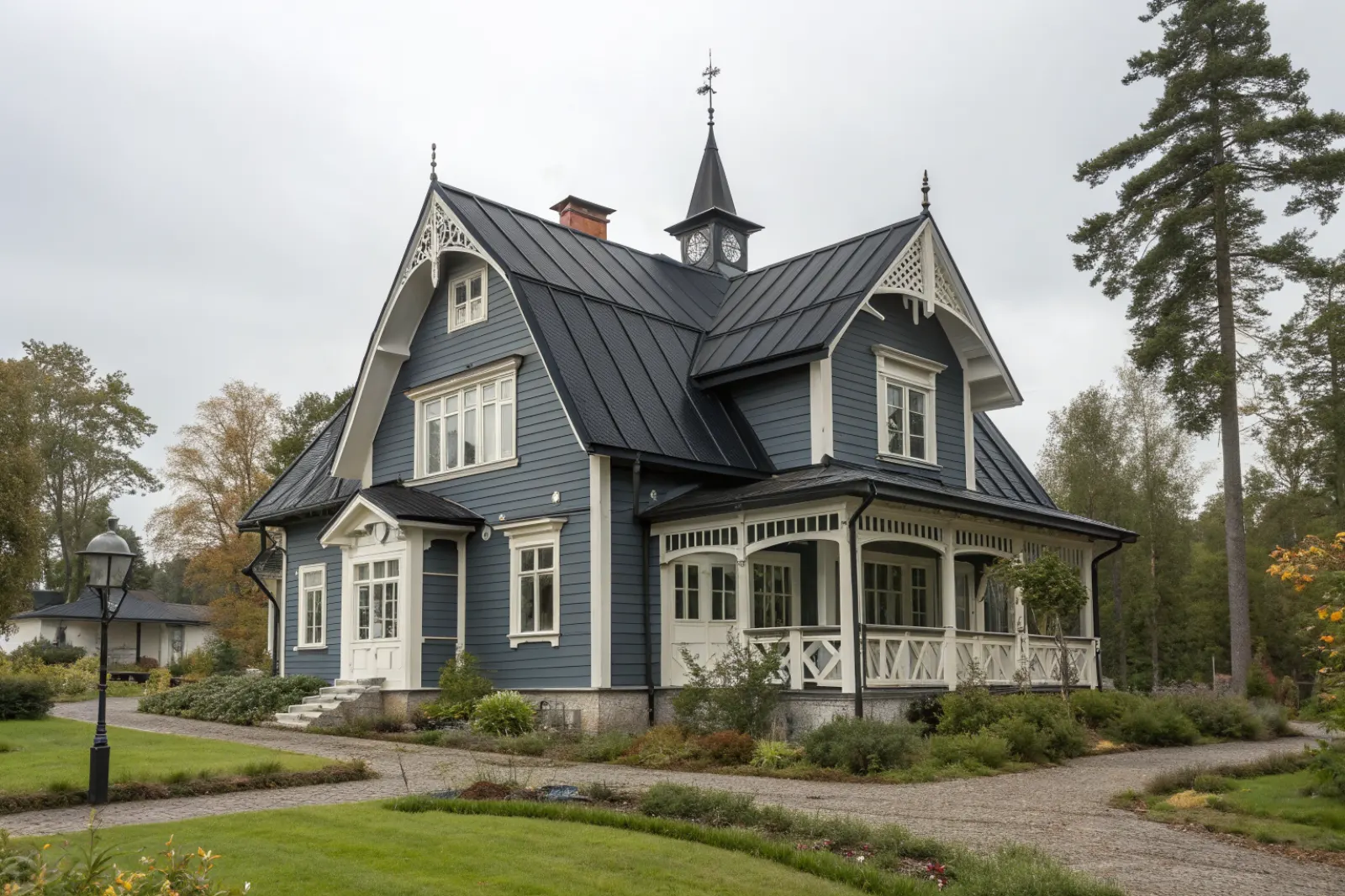 Äldre trävilla med svart falsat plåttak, typisk för Stuvsta