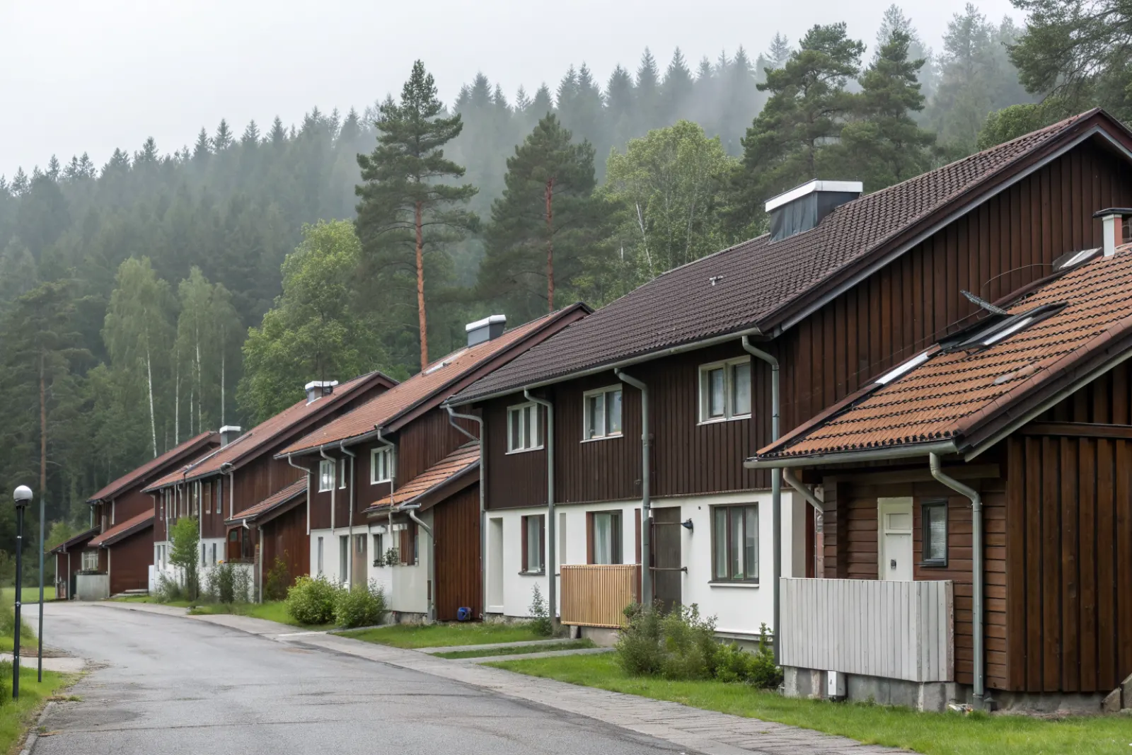 Radhuslänga från 1970-talet med bruna betongpannor, typisk för Viksjö