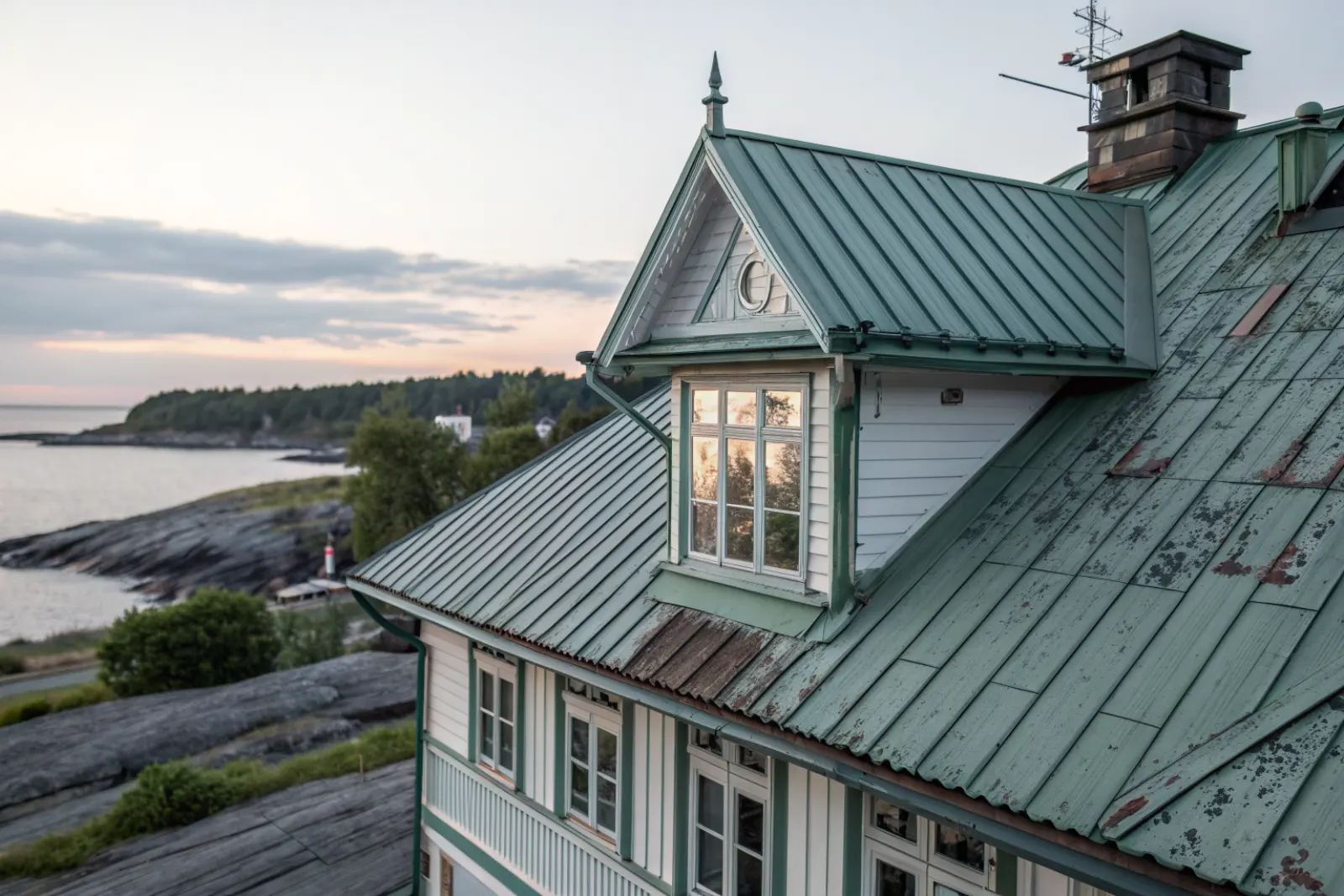 Sekelskiftesvilla med patinerat plåttak vid vattnet på Lidingö