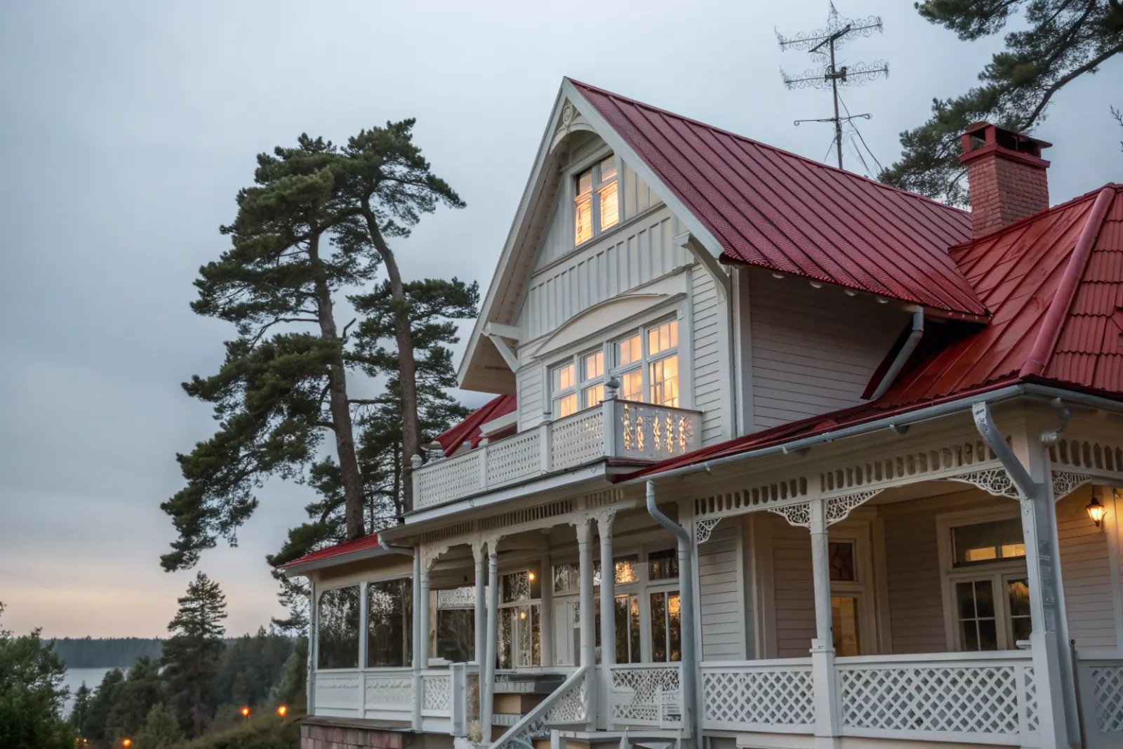 Sekelskiftesvilla med veranda och rött plåttak, typisk för Österskär