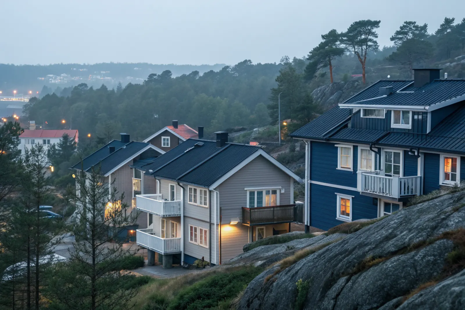 Radhus från 1960-talet i kuperad terräng, typiska för Sätra och Skärholmen