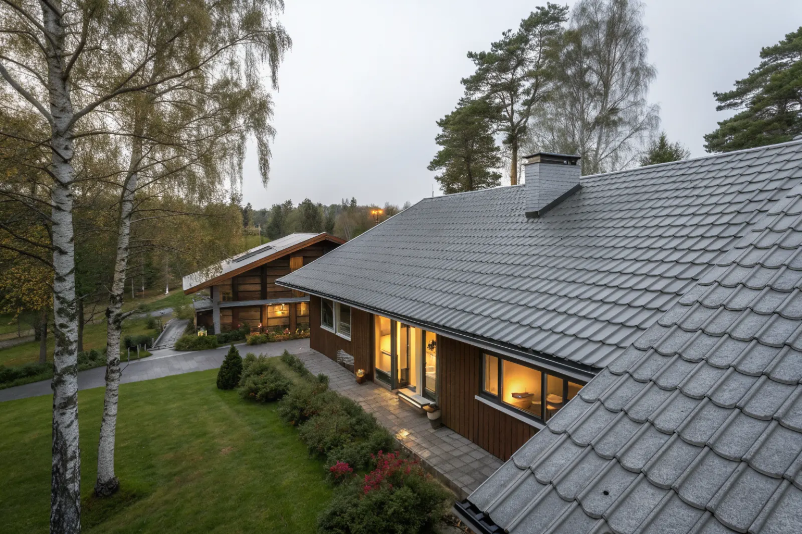 Villa från 1970-talet med grå betongpannor i Upplands Väsby