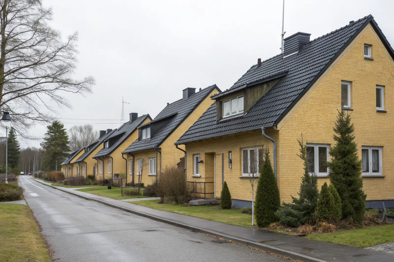 Radhuslänga från 1950-talet med låglutande betongpannetak, typisk för Vällingby