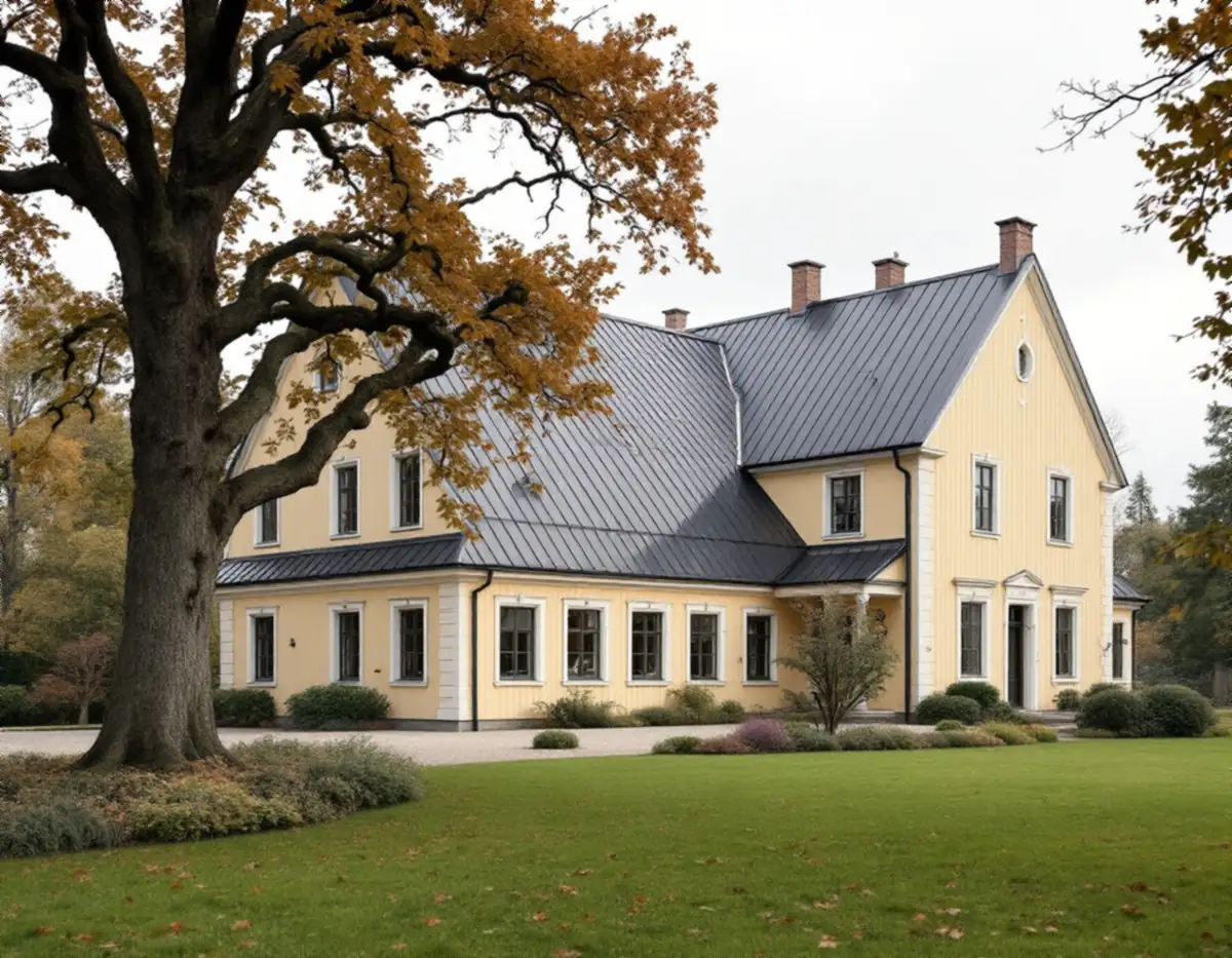 Stor ljus villa i Danderyd med mörkt falsat plåttak, hängrännor och stuprör