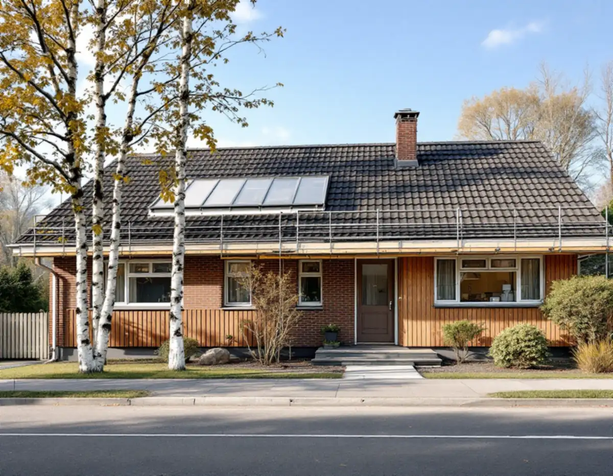 Villa i tegel och trä med mörkt betongpannetak vid en villagata