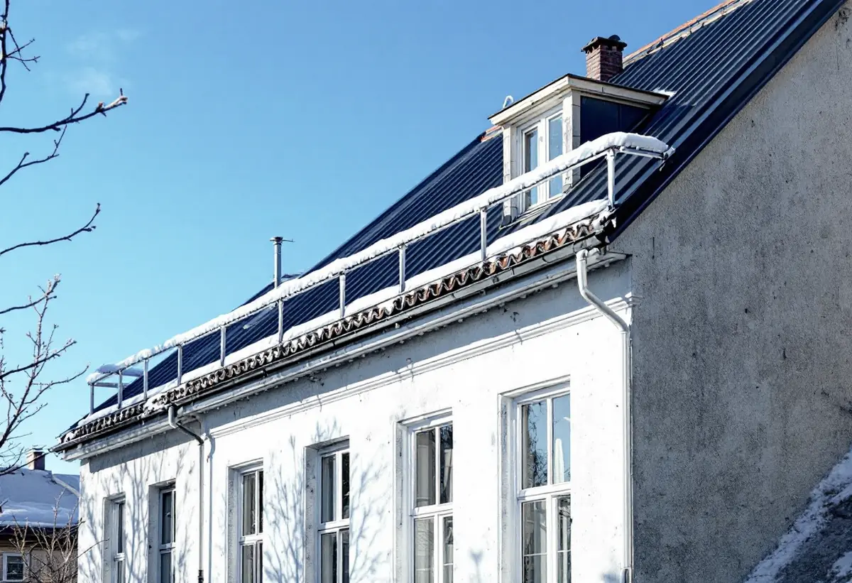 Ny plåt på ett takfall med snörasskydd
