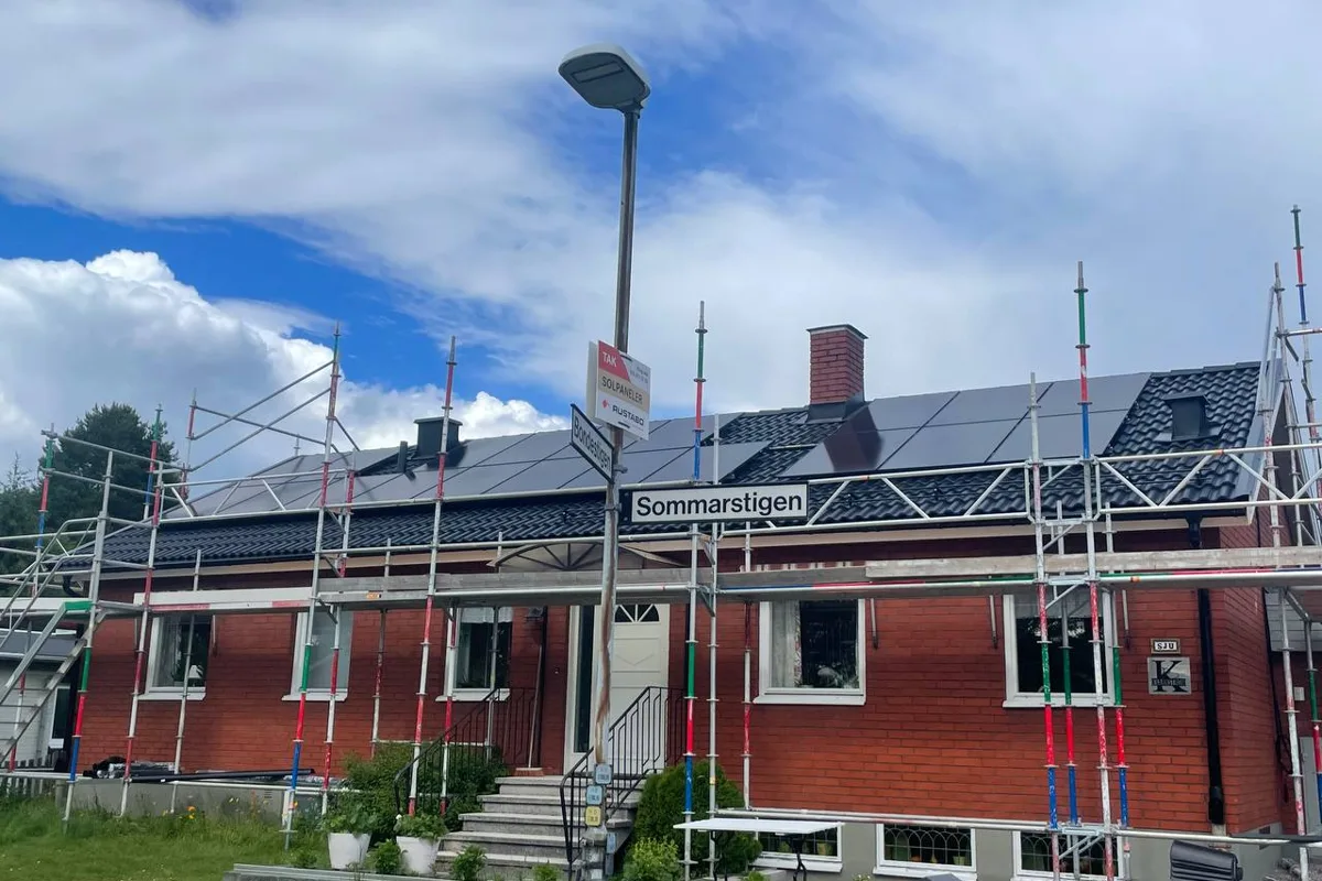 Röd länga med ställning och nytt tak under arbete