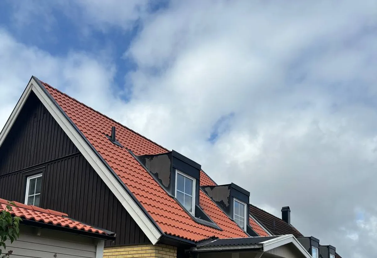 Radhuslänga med röda takpannor och takkupor