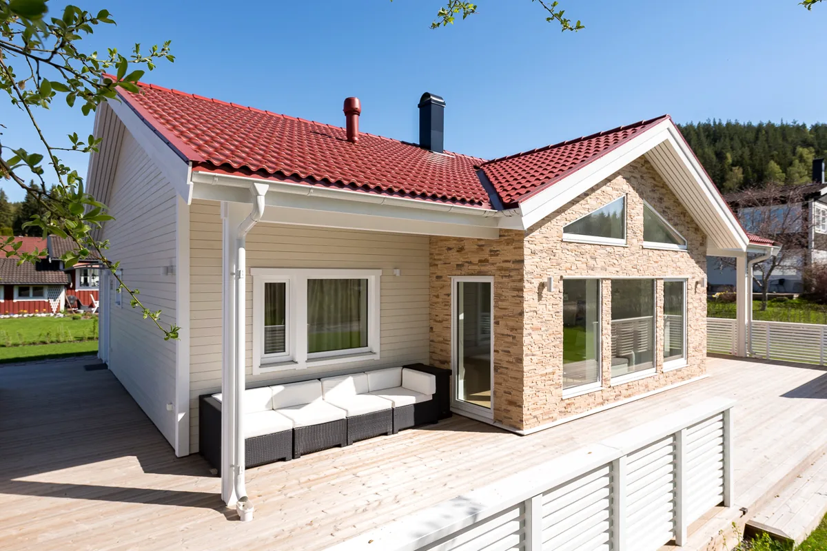 Villa med glasad del och altan